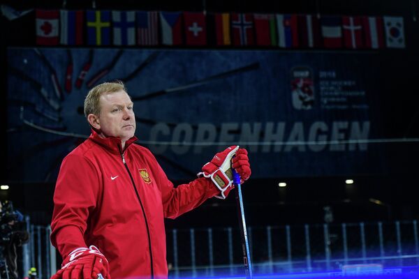 Старший тренер сборной России по хоккею Алексей Жамнов Старший тренер сборной России по хоккею Алексей Жамнов