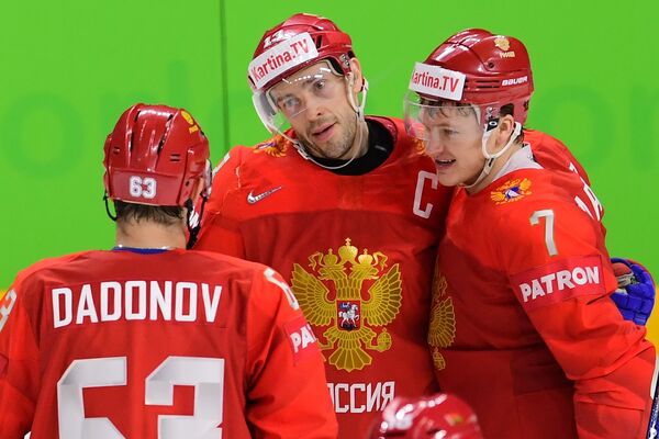 Хоккеисты сборной России Евгений Дадонов, Павел Дацюк и Кирилл Капризов (слева направо) радуются заброшенной шайбе Хоккеисты сборной России Евгений Дадонов, Павел Дацюк и Кирилл Капризов (слева направо) радуются заброшенной шайбе