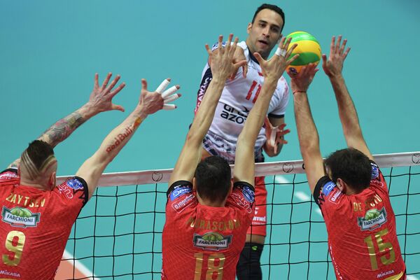 Игровой момент матча ВК Закса - ВК Перуджа Игровой момент матча ВК Закса - ВК Перуджа