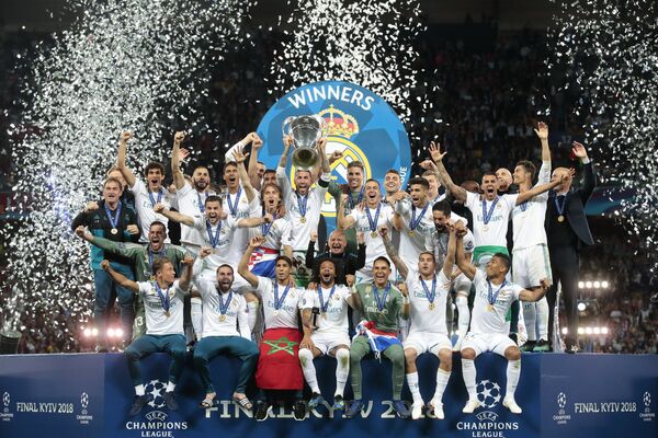 Футболисты Реала радуются победе в финальном матче Лиги Чемпионов Футболисты Реала радуются победе в финальном матче Лиги Чемпионов