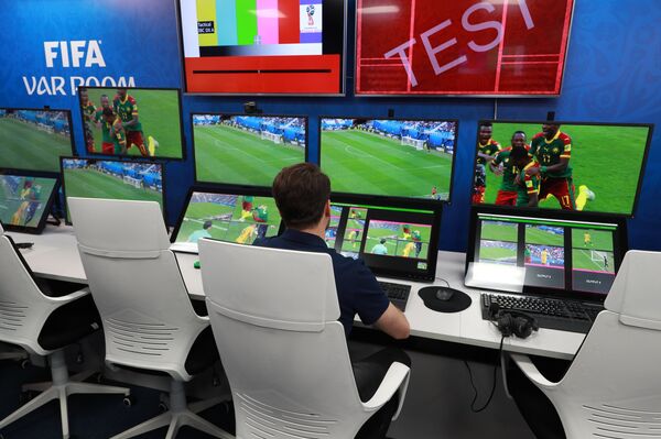 Контрольная комната системы видеопомощи арбитрам (VAR) Контрольная комната системы видеопомощи арбитрам (VAR)