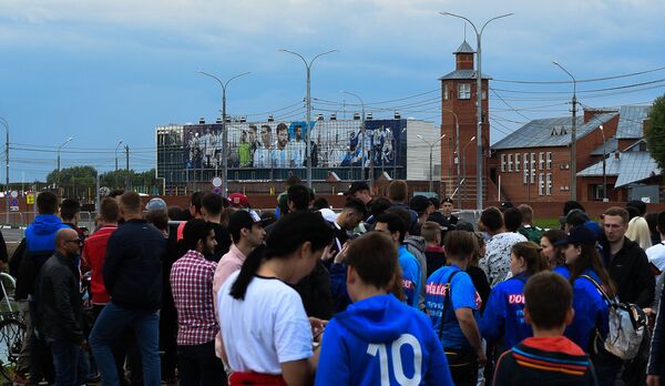 Болельщики у спортивной базы Бронницы, где прошла тренировка сборной Аргентины по футболу Болельщики у спортивной базы Бронницы, где прошла тренировка сборной Аргентины по футболу