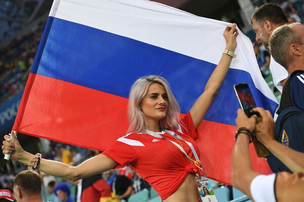 Болельщица перед матчем ЧМ-2018 между сборными Германии и Швеции Болельщица перед матчем ЧМ-2018 между сборными Германии и Швеции