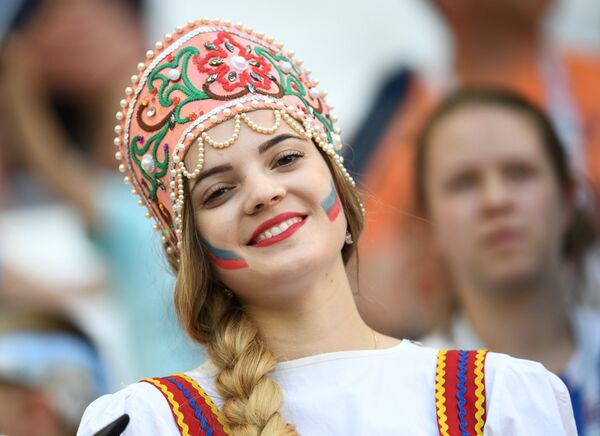 Болельщица во время матча чемпионата мира между сборными Нигерии и Исландии Болельщица во время матча чемпионата мира между сборными Нигерии и Исландии