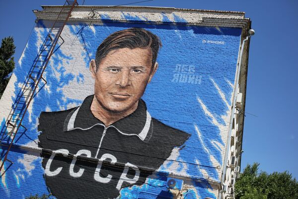 Граффити с изображением советского футболиста Льва Яшина на стене дома в Краснодар Граффити с изображением советского футболиста Льва Яшина на стене дома в Краснодар
