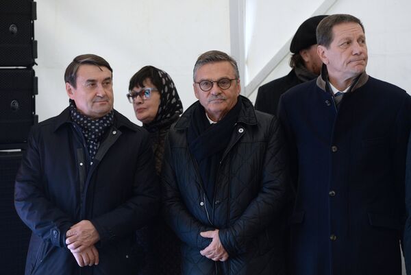 Помощник президента РФ Игорь Левитин, президент Международной Федерации хоккея (ИИХФ) Рене Фазель, первый заместитель председателя Государственной Думы РФ Александр Жуков (слева направо) Помощник президента РФ Игорь Левитин, президент Международной Федерации хоккея (ИИХФ) Рене Фазель, первый заместитель председателя Государственной Думы РФ Александр Жуков (слева направо)
