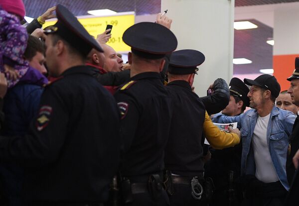 Бывший главный тренер ФК Спартак Массимо Каррера (справа) в аэропорту Шереметьево в Москве Бывший главный тренер ФК Спартак Массимо Каррера (справа) в аэропорту Шереметьево в Москве