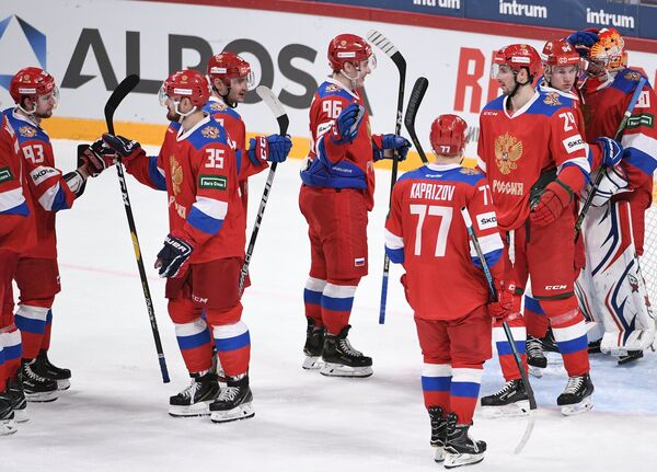 Хоккеисты сборной России радуются победе Хоккеисты сборной России радуются победе