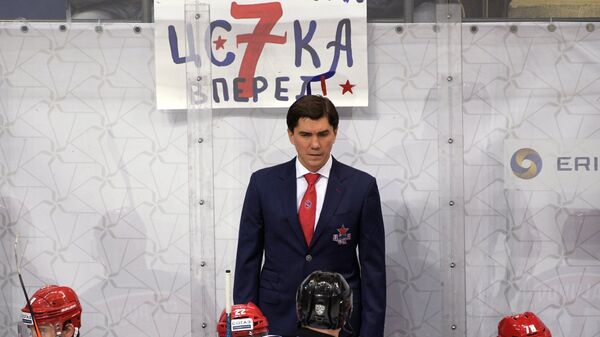 Главный тренер ЦСКА Игорь Никитин (в центре на втором плане) Главный тренер ЦСКА Игорь Никитин (в центре на втором плане)