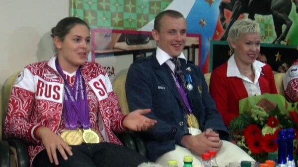 Чемпионов-паралимпийцев встретили речевками и плакатами в аэропорту Чемпионов-паралимпийцев встретили речевками и плакатами в аэропорту