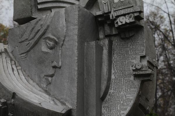 Памятник погибшим футбольным болельщикам в Лужниках Памятник погибшим футбольным болельщикам в Лужниках