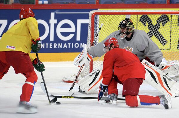 Stat hockey. Илья Брызгалов сборная России. Сборная России по хоккею тренировка. Тренировка сборной Росси по хоккею Дмитрий Орлов. Дмитрий Орлов тренировка сборной России по хоккею.