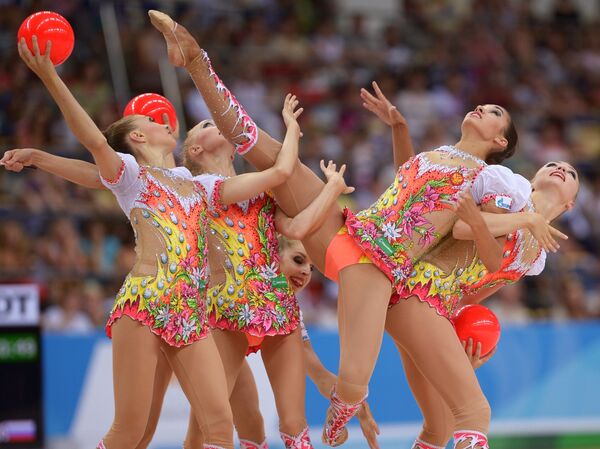 Спортсменки сборной России спортсменки выполняют упражнения с мячами и лентами Спортсменки сборной России спортсменки выполняют упражнения с мячами и лентами