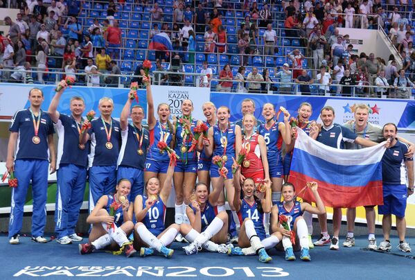 Игроки сборной России, завоевавшие золотые медали, на церемонии награждения Игроки сборной России, завоевавшие золотые медали, на церемонии награждения