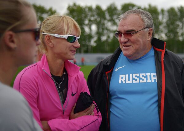 Спортсменка Юлия Гущина (в центре) и главный тренер сборной России по легкой атлетике Валентин Маслаков Спортсменка Юлия Гущина (в центре) и главный тренер сборной России по легкой атлетике Валентин Маслаков