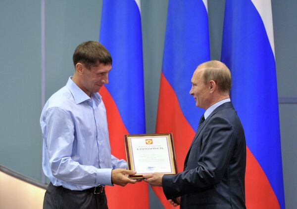 Президент России Владимир Путин (справа) вручает благодарственную грамоту заслуженному мастеру спорта Константину Горовикову Президент России Владимир Путин (справа) вручает благодарственную грамоту заслуженному мастеру спорта Константину Горовикову
