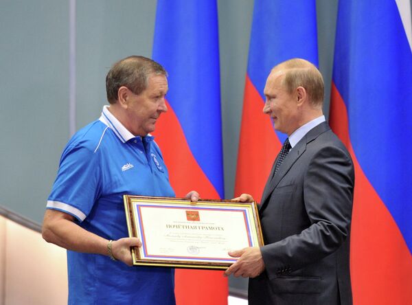Президент России Владимир Путин (справа) вручает почетную грамоту советнику президента клуба Динамо Александру Мальцеву Президент России Владимир Путин (справа) вручает почетную грамоту советнику президента клуба Динамо Александру Мальцеву