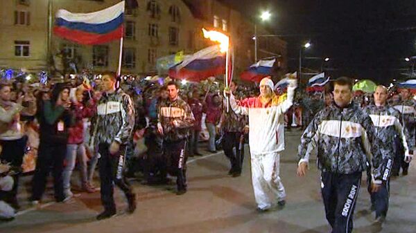 Сотни горожан и ансамбль встретили олимпийский огонь Игр-2014 в Рязани Сотни горожан и ансамбль встретили олимпийский огонь Игр-2014 в Рязани