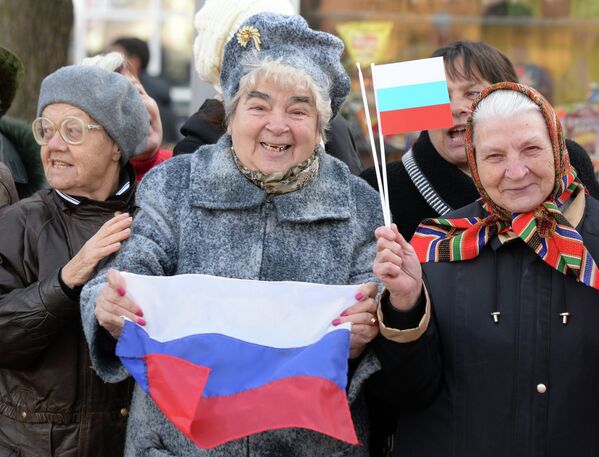 ители города во время Эстафеты Олимпийского огня в Рязани ители города во время Эстафеты Олимпийского огня в Рязани