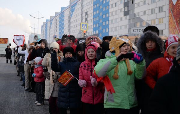 Жители города во время эстафеты олимпийского огня в Новом Уренгое Жители города во время эстафеты олимпийского огня в Новом Уренгое