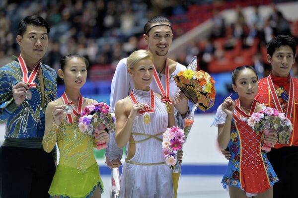 Церемония награждения призеров NHK Trophy в парном катании Церемония награждения призеров NHK Trophy в парном катании