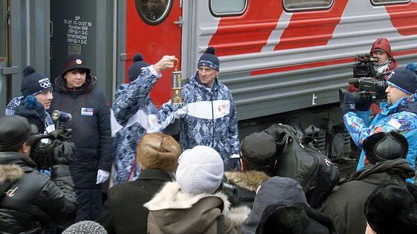 Десятки хоккеистов стучали клюшками, встречая огонь ОИ в ледовом дворце Читы Десятки хоккеистов стучали клюшками, встречая огонь ОИ в ледовом дворце Читы