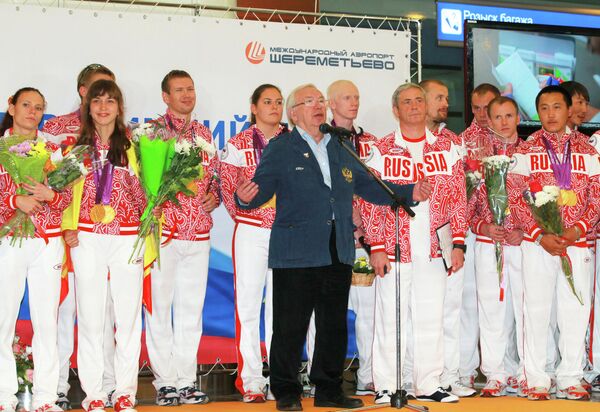 Президент ПКР Владимир Лукин (в центре) выступает во время встречи занявшей второе командное место сборной России Президент ПКР Владимир Лукин (в центре) выступает во время встречи занявшей второе командное место сборной России