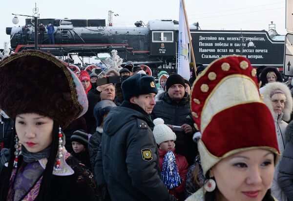 Зрители во время эстафеты олимпийского огня в Абакане в республике Хакасия Зрители во время эстафеты олимпийского огня в Абакане в республике Хакасия