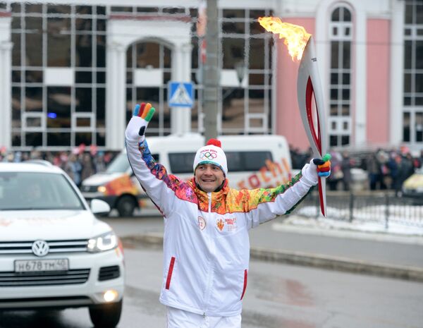 Факелоносец, олимпийский чемпион 2004 года, заслуженный мастер спорта России по греко-римской борьбе Алексей Мишин во время эстафеты олимпийского огня в Саранске Факелоносец, олимпийский чемпион 2004 года, заслуженный мастер спорта России по греко-римской борьбе Алексей Мишин во время эстафеты олимпийского огня в Саранске