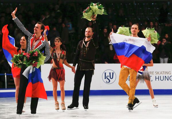 Российские спортивные пары: серебряные призеры - Ксения Столбова и Федор Климов, бронзовые призеры - Вера Базарова и Юрий Ларионов, золотые медалисты - Татьяна Волосожар и Максим Траньков Российские спортивные пары: серебряные призеры - Ксения Столбова и Федор Климов, бронзовые призеры - Вера Базарова и Юрий Ларионов, золотые медалисты - Татьяна Волосожар и Максим Траньков