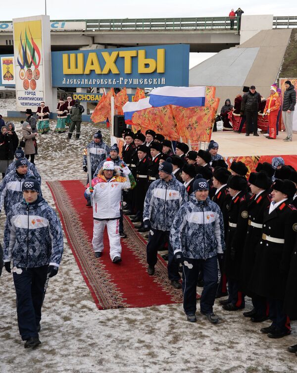 Факелоносец Давыд Ригерт во время эстафеты олимпийского огня в городе Шахты Факелоносец Давыд Ригерт во время эстафеты олимпийского огня в городе Шахты