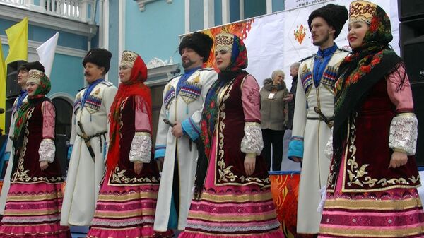 Ставропольцы встретили огонь ОИ-2014 казачьими песнями и народными танцами Ставропольцы встретили огонь ОИ-2014 казачьими песнями и народными танцами