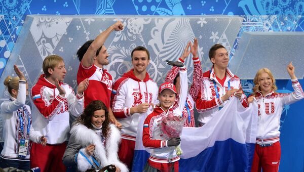 Российская фигуристка Юлия Липницкая (в центре) Российская фигуристка Юлия Липницкая (в центре)
