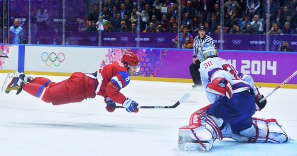 Слева направо: форвард сборной России Александр Овечкин и вратарь норвежской команды Ларс Хеуген Слева направо: форвард сборной России Александр Овечкин и вратарь норвежской команды Ларс Хеуген