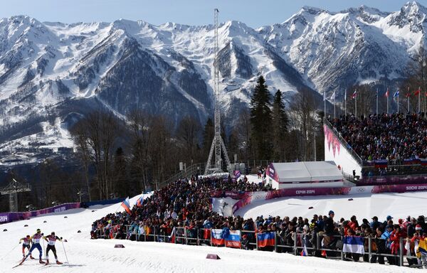 Спортсмены на дистанции масс-старта в соревнованиях по лыжным гонкам среди мужчин на XXII зимних Олимпийских играх в Сочи Спортсмены на дистанции масс-старта в соревнованиях по лыжным гонкам среди мужчин на XXII зимних Олимпийских играх в Сочи