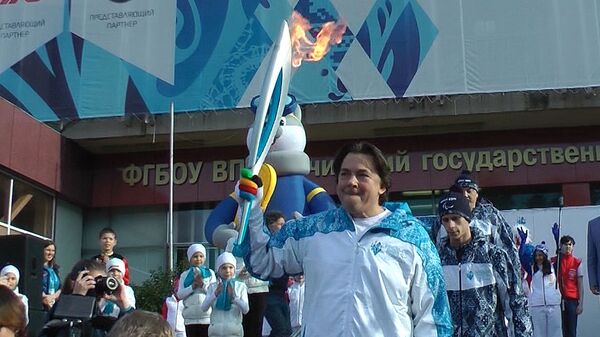 Константин Эрнст первым пронес факел Паралимпиады на эстафете в Сочи Константин Эрнст первым пронес факел Паралимпиады на эстафете в Сочи