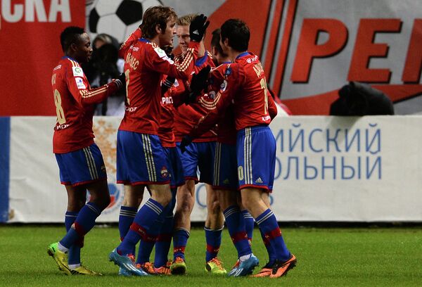 Футболисты ЦСКА радуются голу Футболисты ЦСКА радуются голу