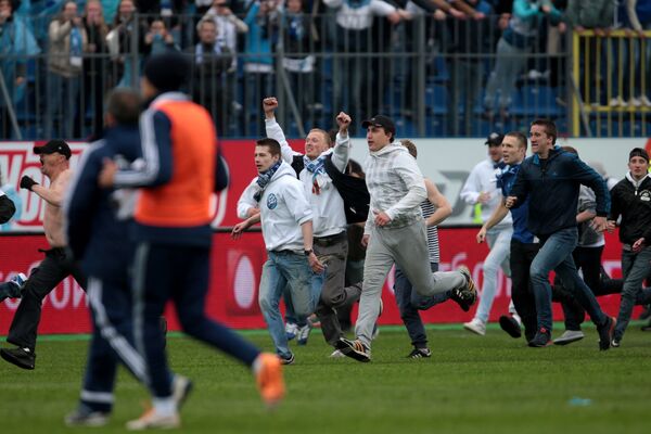Болельщики ФК Зенит на поле во время матча 29-го тура чемпионата России по футболу Болельщики ФК Зенит на поле во время матча 29-го тура чемпионата России по футболу