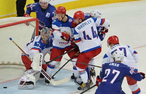 Вратарь сборной России Сергей Бобровский (справа) в игровом эпизоде четвертьфинального матче чемпионата мира по хоккею Вратарь сборной России Сергей Бобровский (справа) в игровом эпизоде четвертьфинального матче чемпионата мира по хоккею