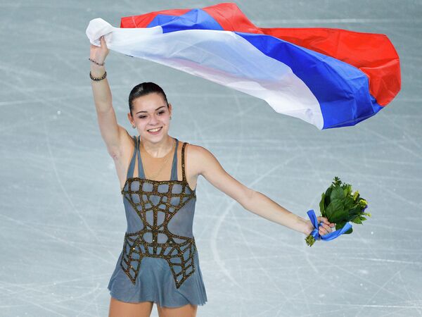 Аделина Сотникова (Россия), завоевавшая золотую медаль на соревнованиях по фигурному катанию на зимних Олимпийских играх в Сочи Аделина Сотникова (Россия), завоевавшая золотую медаль на соревнованиях по фигурному катанию на зимних Олимпийских играх в Сочи