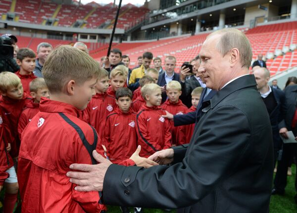 Президент России Владимир Путин (справа) во время посещения стадиона Открытие Арена - домашнего стадион футбольного клуба Спартак (Москва) в Тушино Президент России Владимир Путин (справа) во время посещения стадиона Открытие Арена - домашнего стадион футбольного клуба Спартак (Москва) в Тушино