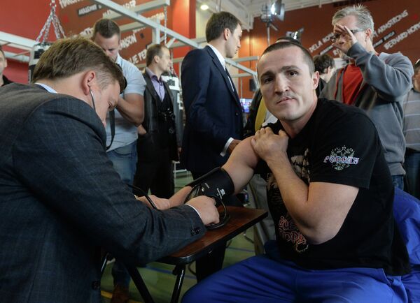 Чемпион мира по версии WBA Денис Лебедев (справа) Чемпион мира по версии WBA Денис Лебедев (справа)