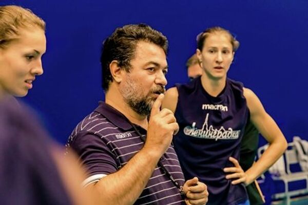 Главный тренер ЖВК Ленинградка Александр Кашин Главный тренер ЖВК Ленинградка Александр Кашин