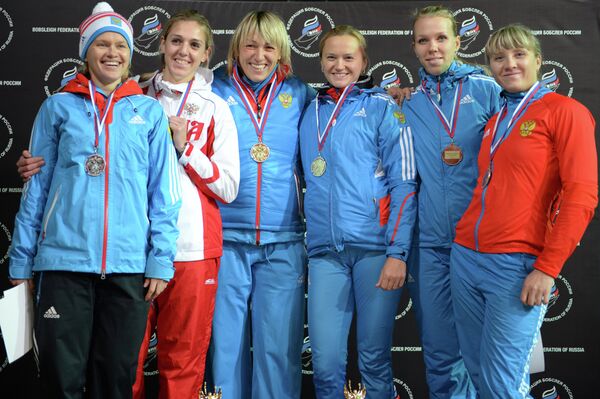 Призеры соревнований двоек по бобслею среди женщин на чемпионате России по бобслею и скелетону во время медальной церемонии (слева направо): Анастасия Тамбовцева и Юлия Шокшуева - серебряные медали, Людмила Удобкина и Александра Родионова - золотые медали, Надежда Сергеева и Надежда Палеева - бронзовые медали Призеры соревнований двоек по бобслею среди женщин на чемпионате России по бобслею и скелетону во время медальной церемонии (слева направо): Анастасия Тамбовцева и Юлия Шокшуева - серебряные медали, Людмила Удобкина и Александра Родионова - золотые медали, Надежда Сергеева и Надежда Палеева - бронзовые медали