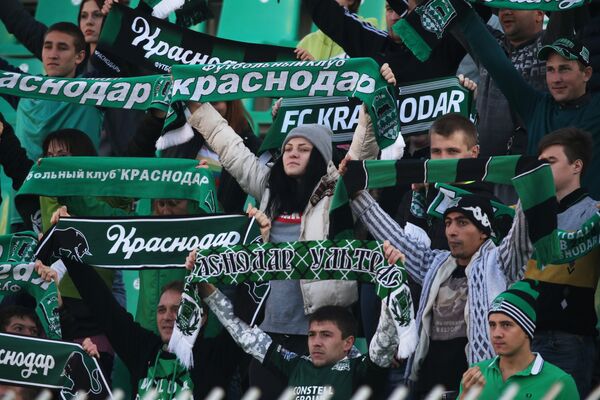 Болельщики Краснодара во время матча 13-го тура чемпионата России по футболу Болельщики Краснодара во время матча 13-го тура чемпионата России по футболу