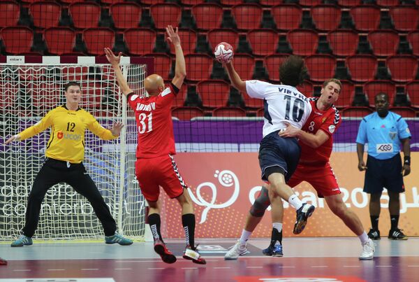 Игровой момент матча чемпионата мира по гандболу между сборными России и Аргентины Игровой момент матча чемпионата мира по гандболу между сборными России и Аргентины