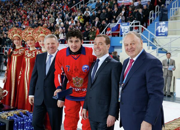 Вячеслав Шпорт и капитан сборной России по хоккею с мячом Сергей Ломанов, Дмитрий Медведев и Борис Скрынник (слева направо) Вячеслав Шпорт и капитан сборной России по хоккею с мячом Сергей Ломанов, Дмитрий Медведев и Борис Скрынник (слева направо)