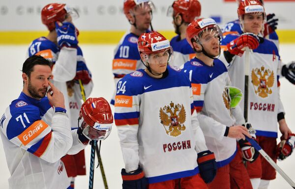 Хоккеисты сборной России Илья Ковальчук, Вадим Шипачёв, Сергей Мозякин, Андрей Миронов, Николай Кулёмин и Евгений Медведев (слева направо) Хоккеисты сборной России Илья Ковальчук, Вадим Шипачёв, Сергей Мозякин, Андрей Миронов, Николай Кулёмин и Евгений Медведев (слева направо)