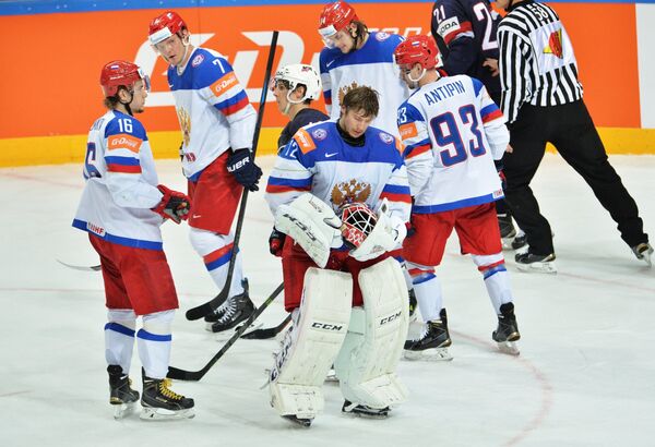 Вратарь сборной России Сергей Бобровский (в центре) в окружении российских хоккеистов Вратарь сборной России Сергей Бобровский (в центре) в окружении российских хоккеистов