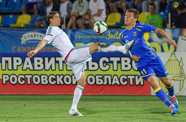 Форвард Ростова Александр Бухаров (справа) и защитник Терека Андрей Семенов Форвард Ростова Александр Бухаров (справа) и защитник Терека Андрей Семенов